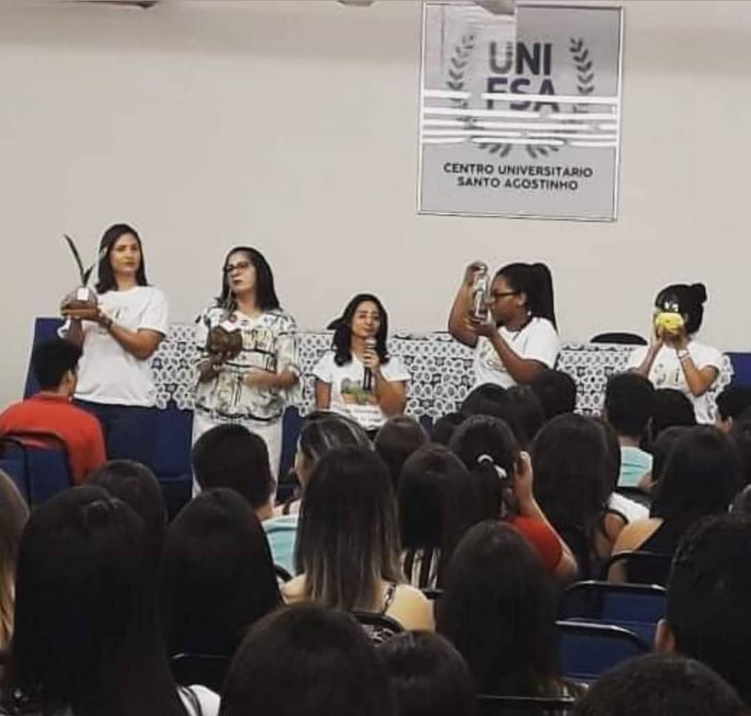 Minha primeira palestra foi na semana do meio ambiente. 
Onde pude mostrar práticas sustentáveis com meus itens ecológicos.